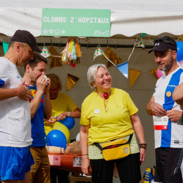 Bénévoles et coureurs à la course