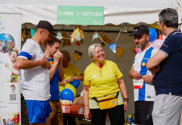 Bénévoles et coureurs à la course