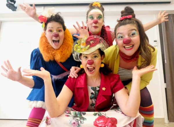 Jeux et fantaisie avec les clowns à l'hôpital cet été.
