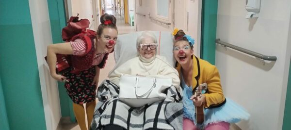Duo de Clowns avec une résidente de l'EHPAD souriante