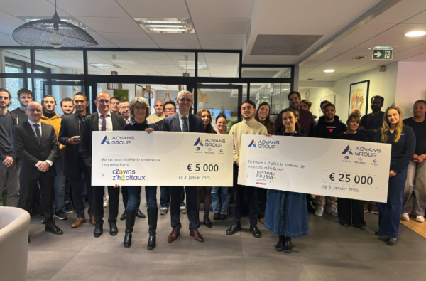 La remise de chèque d'une entreprise donatrice.