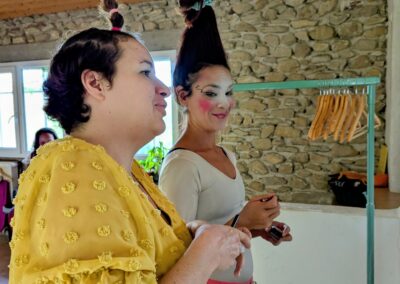 Duo clowns en session maquillage