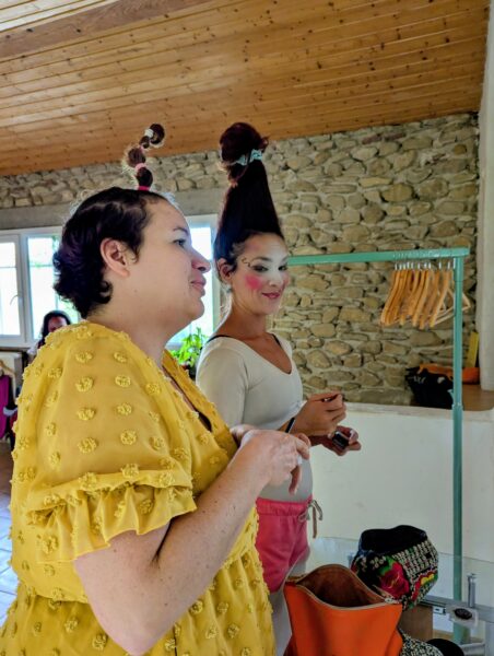 Un duo de comédiennes clownes se préparent en se maquillant