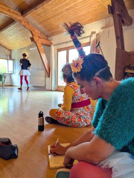 Les clowns sont assis et attentifs