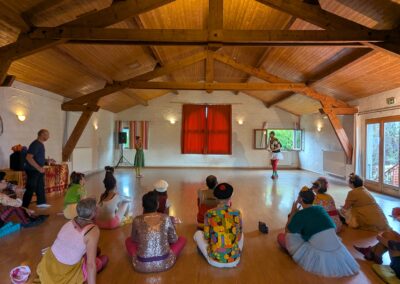 Clowns assis en formation