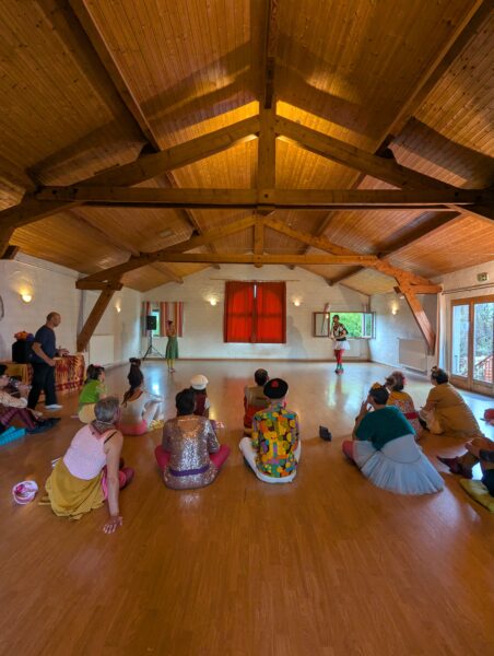 Plusieurs clowns sont assis et suivent la formation clownesque