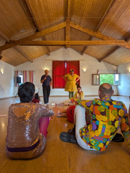 Clowns en formation avec 2 comédiens sur scène