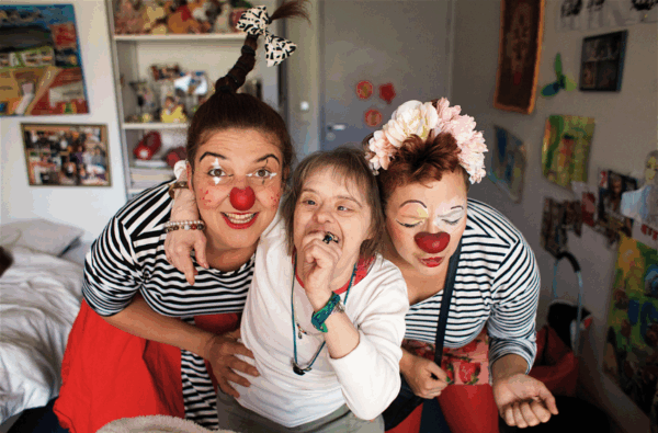 Des clowns qui changent le quotidien des personnes accueillies en établissement spécialisé