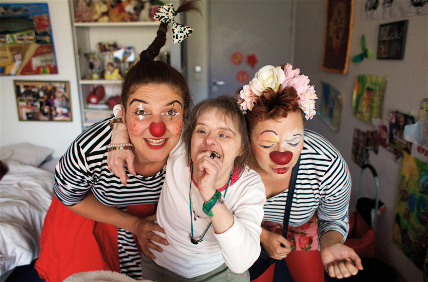 Des clowns qui changent le quotidien des personnes accueillies en établissement spécialisé