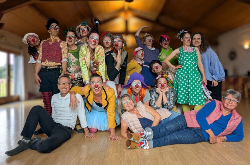L'équipe Clowns Z'hôpitaux avec les clowns et les administrateurs