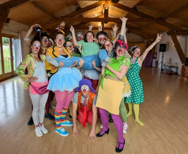 L'équipe des comédiens clowns hospitaliers font la pose