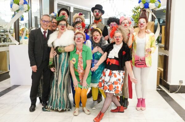 Kheang Ang et les clowns lors du 1er dîner de Gala de Clowns Z’hôpitaux en février 2024