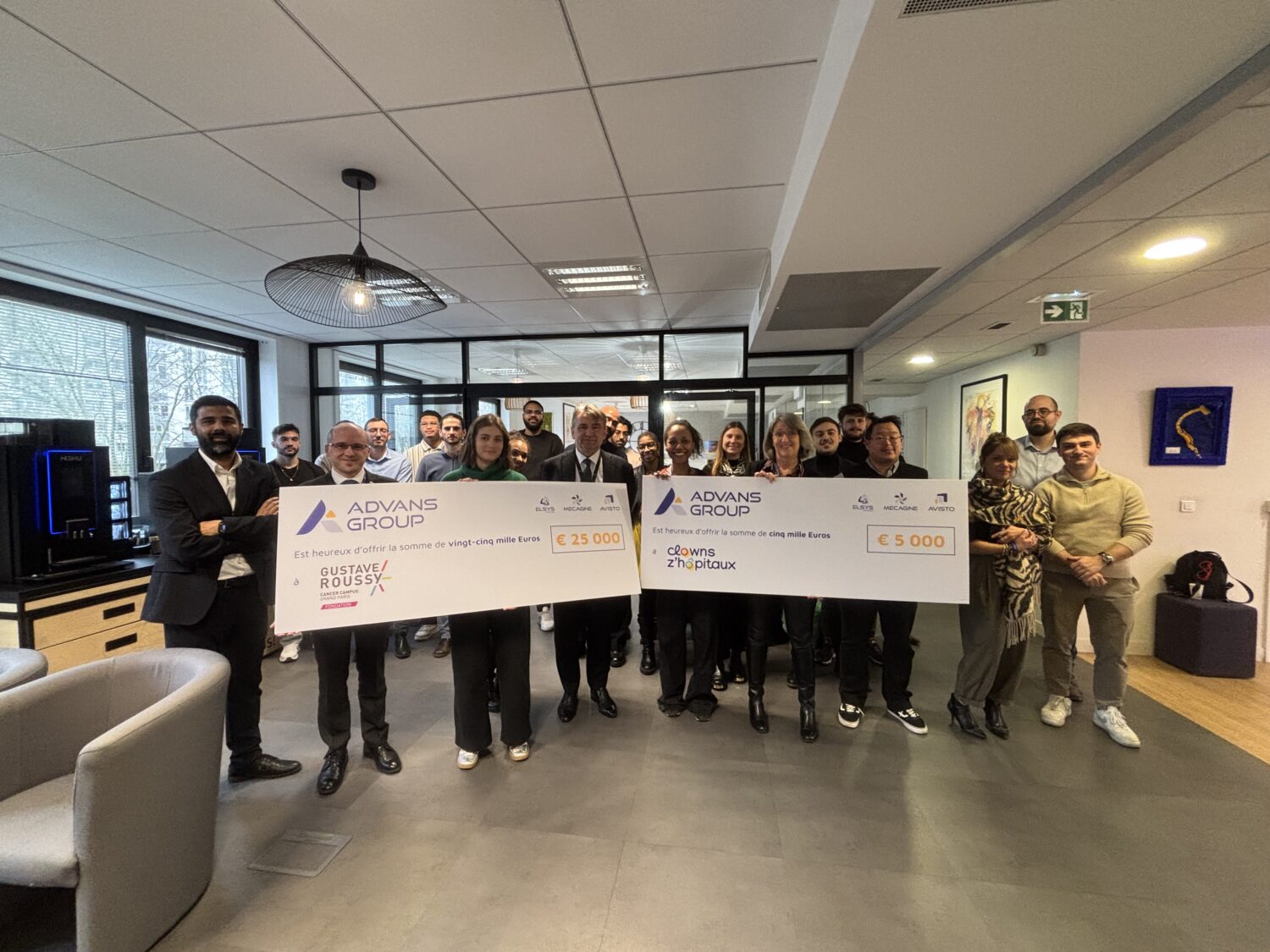 Remise de chèque avec l'équipe Advans Group et Clowns Z'hôpitaux