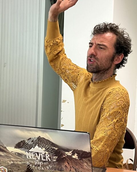 Mathieu Singerlet, artiste clown représentant l'antenne Ile-de-France présente le rapport d'activité de l'antenne