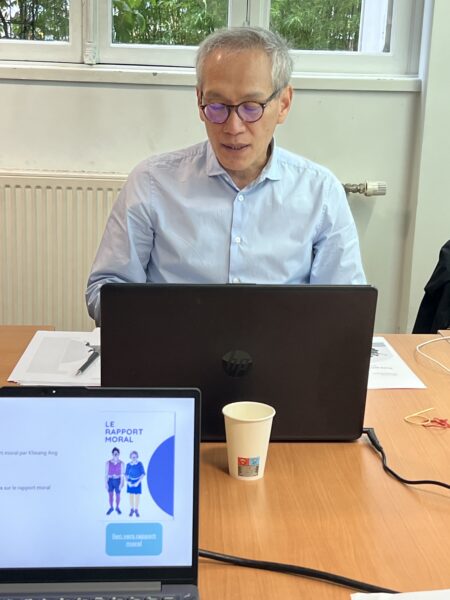 Kheang Ang, président de l'association présente le rapport moral de 2025